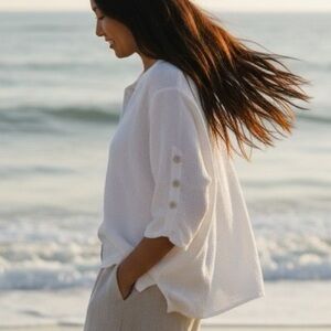 Chico’s white double gauze‎ tunic with cute 3/4 sleeve button detail.